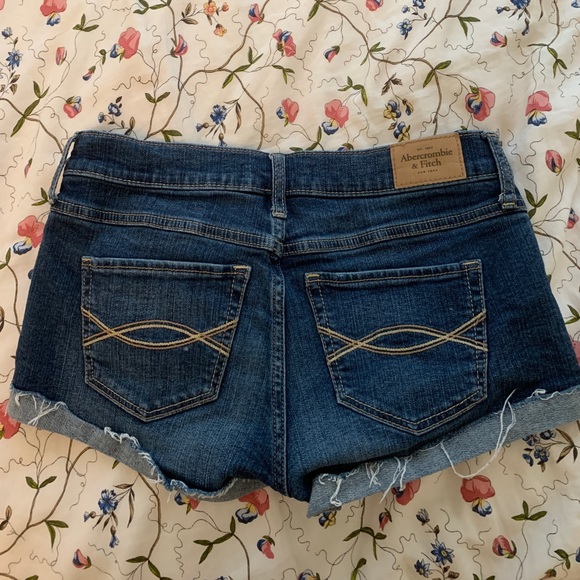 Low-rise dark wash Abercrombie & Fitch Jean shorts - Picture 2 of 3